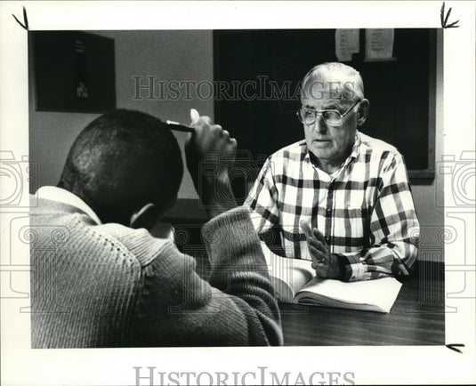 1988 Press Photo United Way volunteer Leonard Synk tutoring at Parmadale - Historic Images