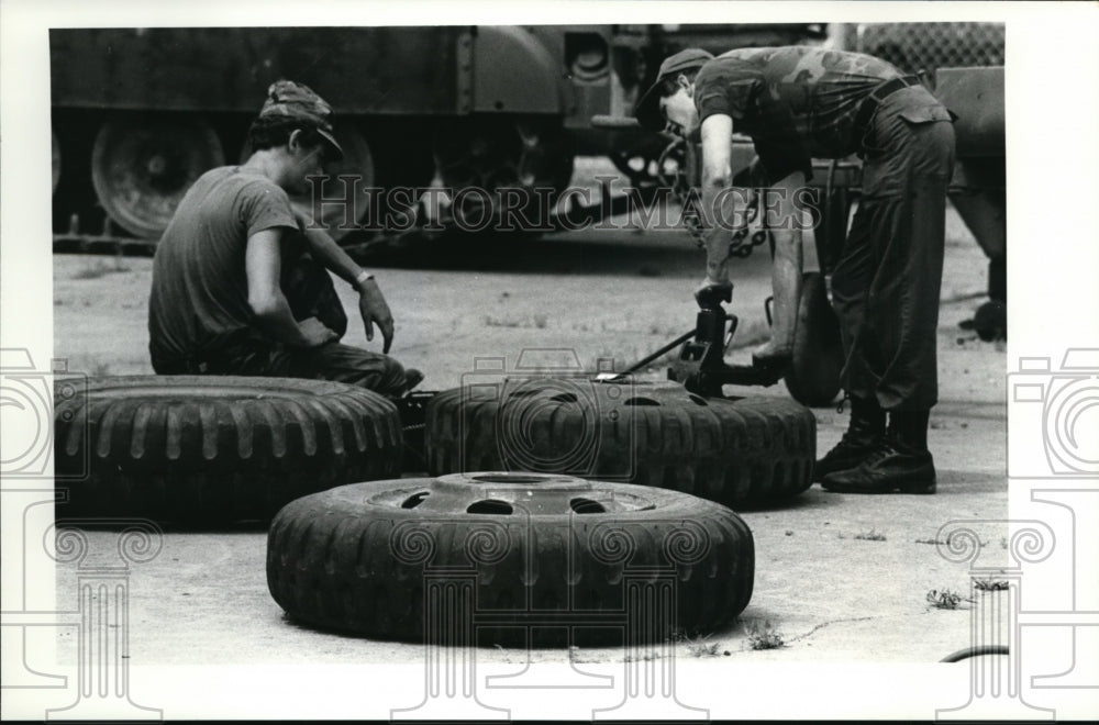 1985 Press Photo Chuck McDavid &amp; David McGraw- US Army Reservist training - Historic Images