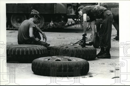 1985 Press Photo Chuck McDavid & David McGraw- US Army Reservist training - Historic Images