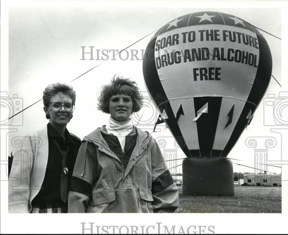 1990 Press Photo Teacher Carol Campbell &amp; SADD Activist Amanda Kircher - Historic Images