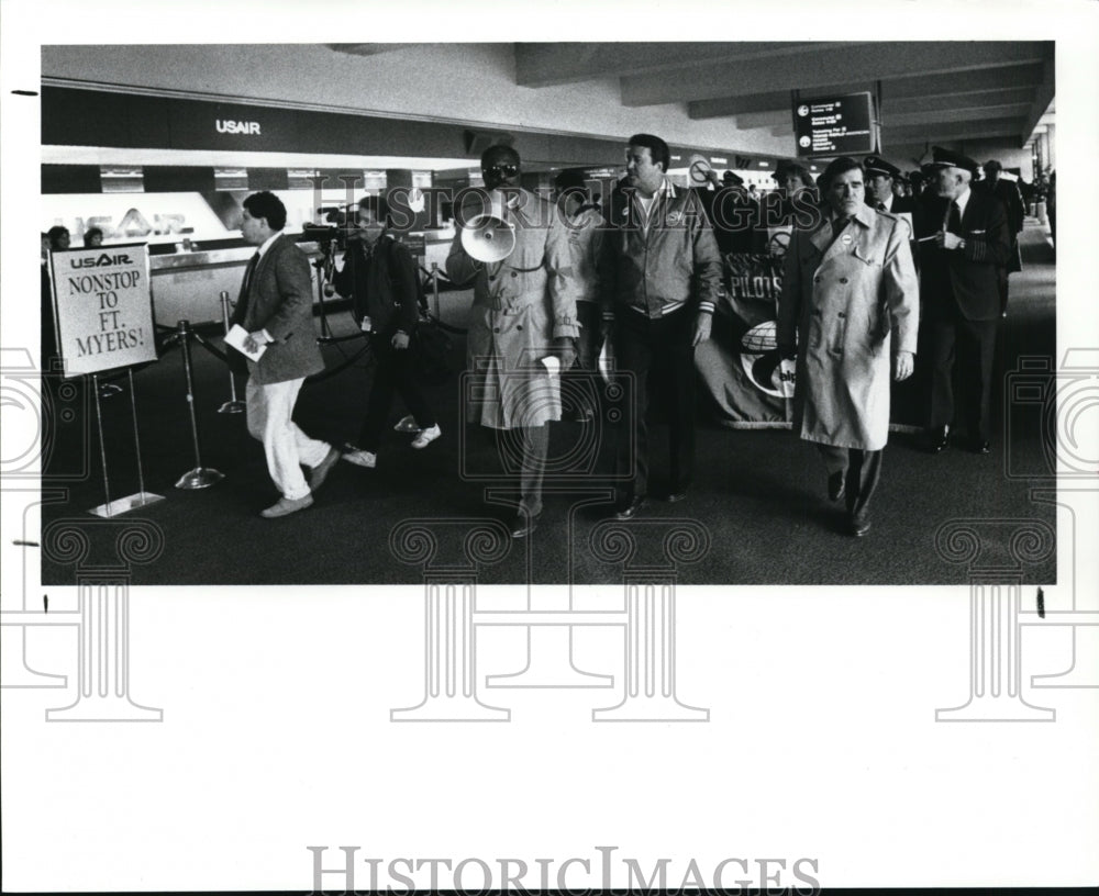 1989, Unions in support of machinists strike against Eastern Airlines - Historic Images