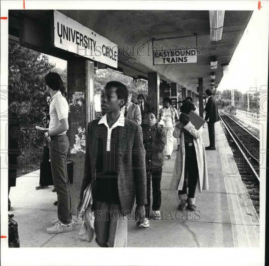 1981 Press Photo School kids on way to shuttle buses - cvb26118 - Historic Images