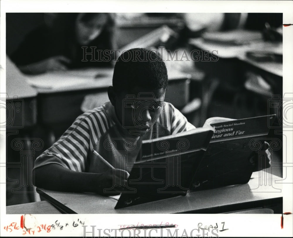 1991 Press Photo Alan Collins of Carver Elementary gets into his book - Historic Images