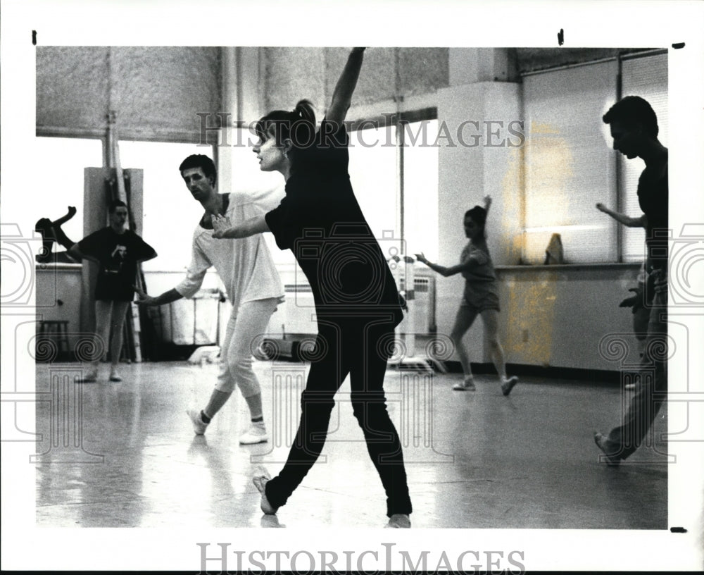 1988 Press Photo Carole Divet works with dancers in Cleveland School of Ballet. - Historic Images