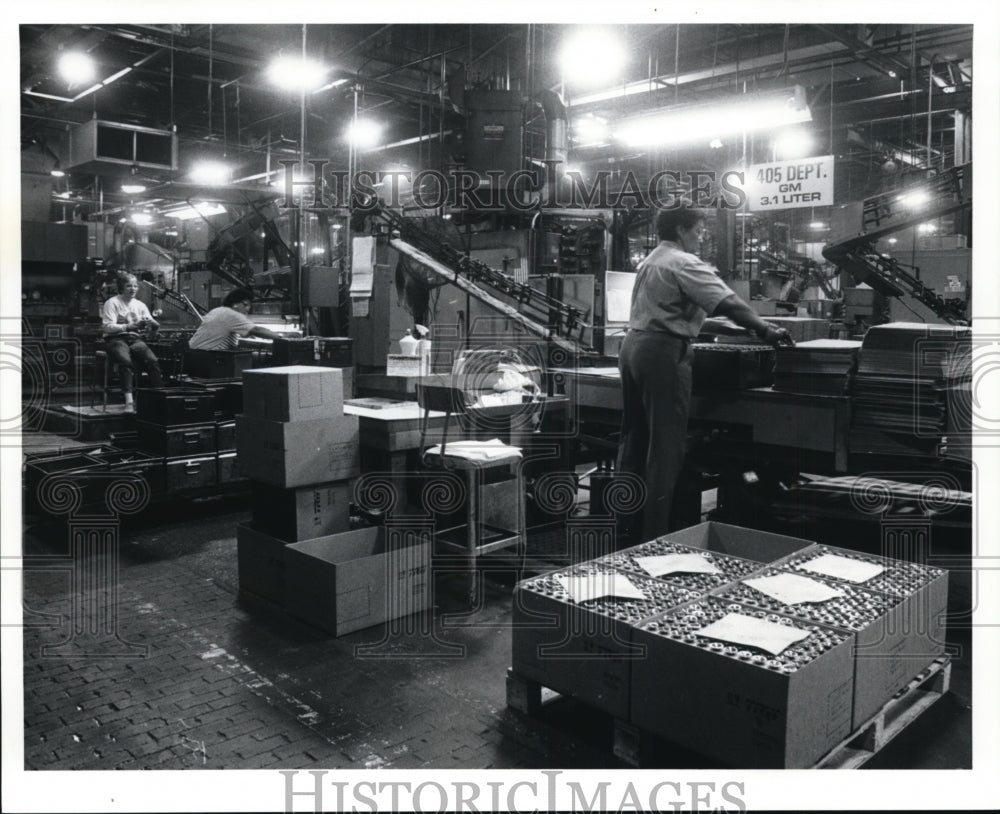 1992 Press Photo TRW workers on the production line inspects valves GM 3.1 lit - Historic Images