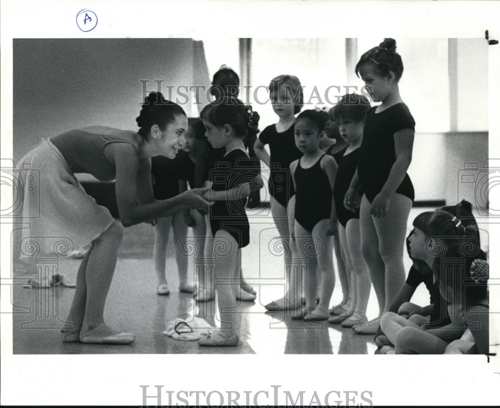 1991 Press Photo Ballet instructor coach her pupils with a little reassurance - Historic Images