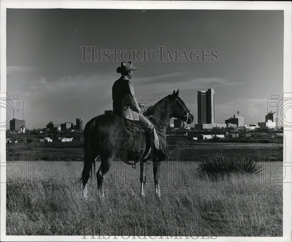 1980 Press Photo Open range and modern metropolis share landscape. - cvb26180 - Historic Images