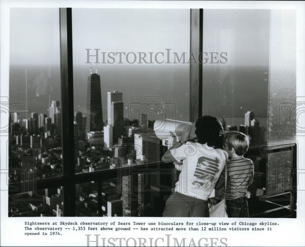 1986 Press Photo Sightseers at Skydeck observatory of Sears Tower view skyline - Historic Images