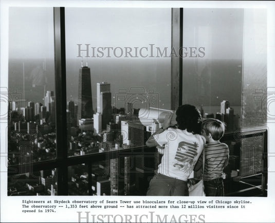 1986 Press Photo Sightseers at Skydeck observatory of Sears Tower view skyline - Historic Images