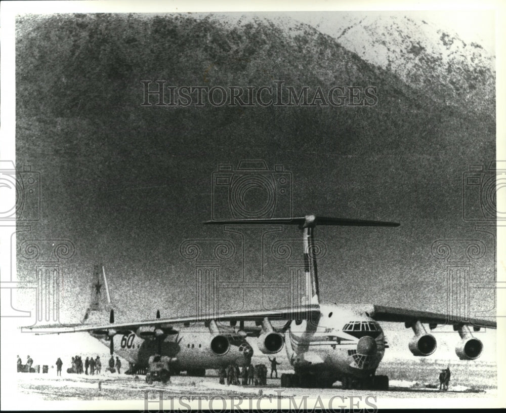 1980 Press Photo Two Soviet cargo aircraft unload supplies at Kabul airport, Afg - Historic Images