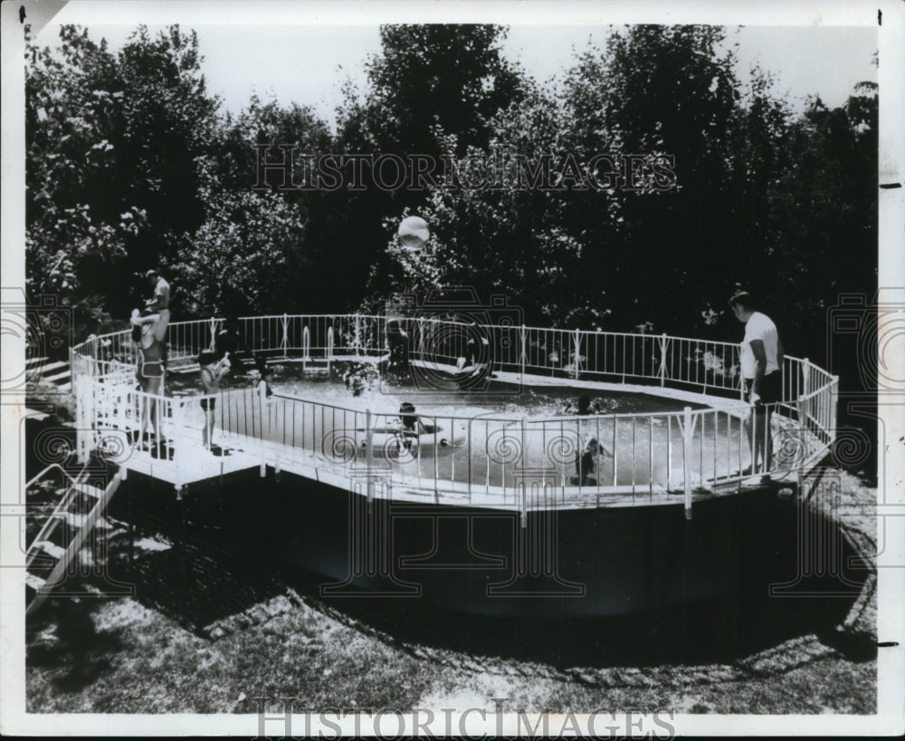 1972 Press Photo Swimming Pool - Historic Images