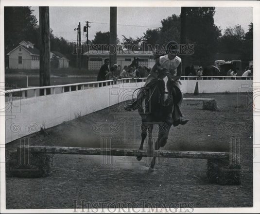 1970 Press Photo Lisa Landry in Grasshopper Jumps' class - cvb26485 - Historic Images