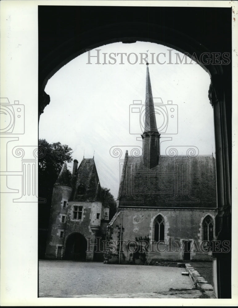 1986 Press Photo The courtyard &amp; chapel of Chateau de la Verrerie, France - Historic Images