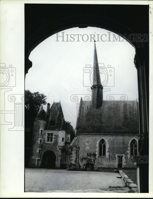 1986 Press Photo The courtyard & chapel of Chateau de la Verrerie, France - Historic Images
