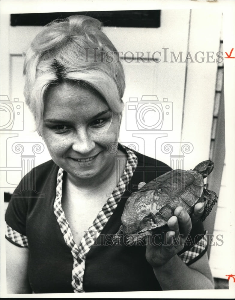 1981, Roseann Perotti holds Priceless the turtle - cvb26694 - Historic Images