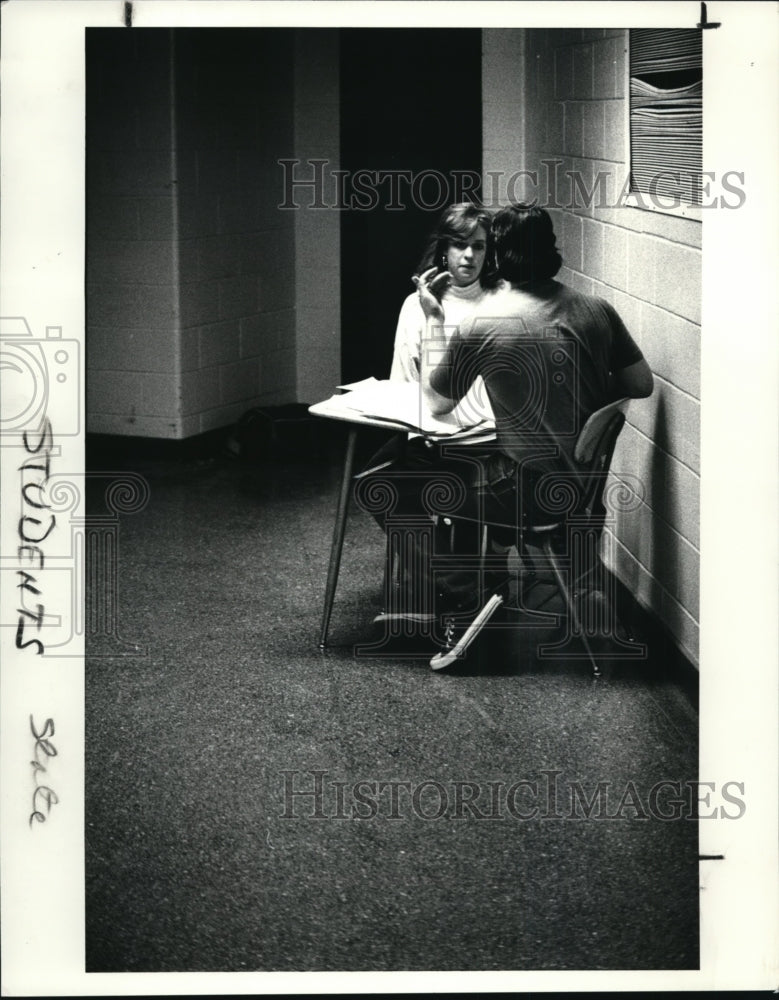 1988 Press Photo Emily Freeman tutors Tom-Indian River School for boys - Historic Images