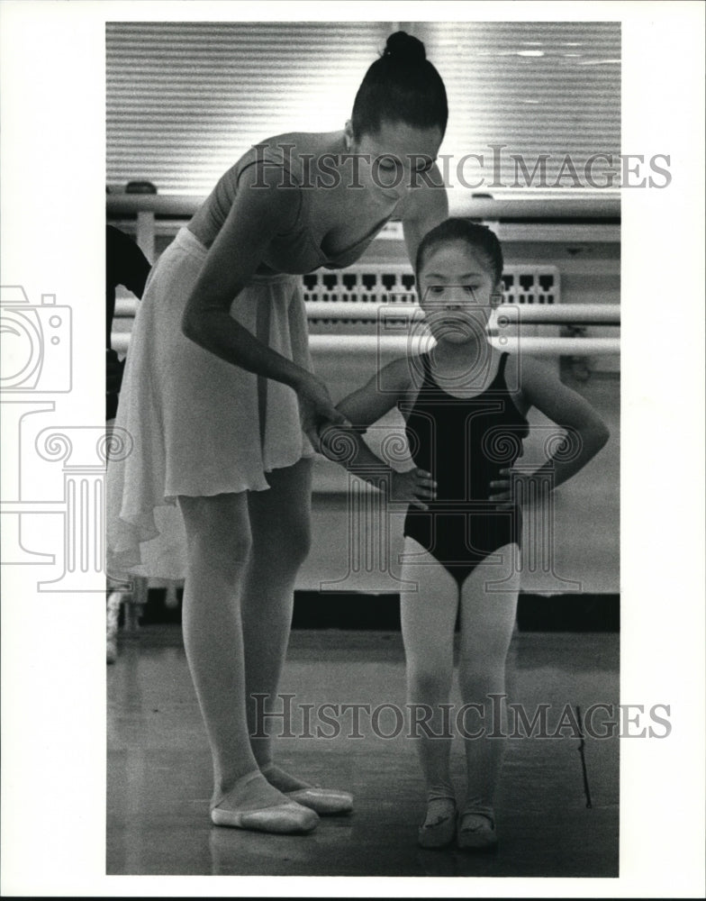 1991 Press Photo Jodi Tsou learns pre-ballet at School of Cleveland Ballet - Historic Images