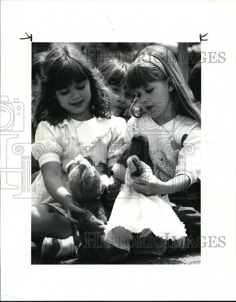 1986 Press Photo Sarah Bode &amp; Laura Warren play with their teddy bears - Historic Images