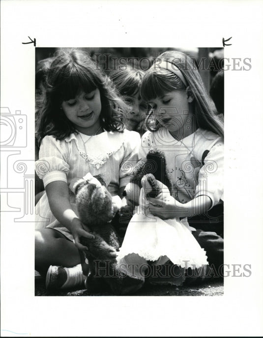 1986 Press Photo Sarah Bode & Laura Warren play with their teddy bears - Historic Images