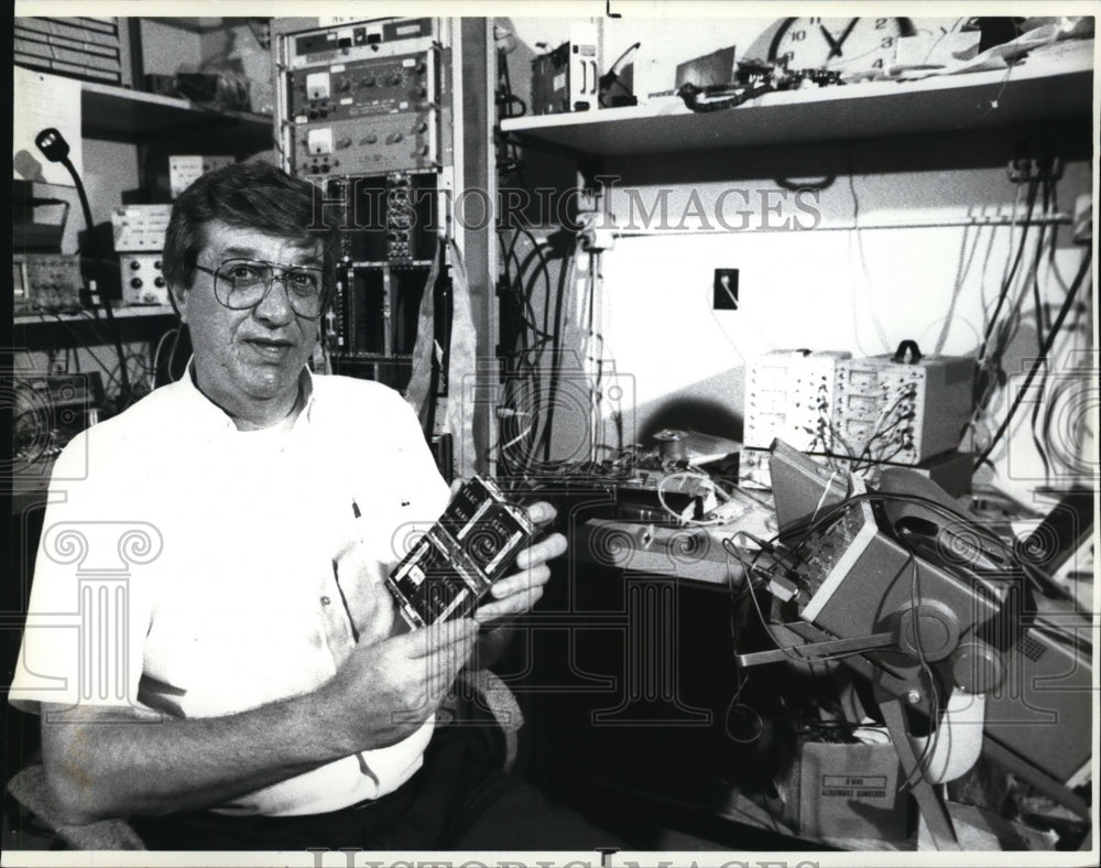 1990 Press Photo Stanford Physicist David Leith holds Hybrid Analog Memory Unit - Historic Images