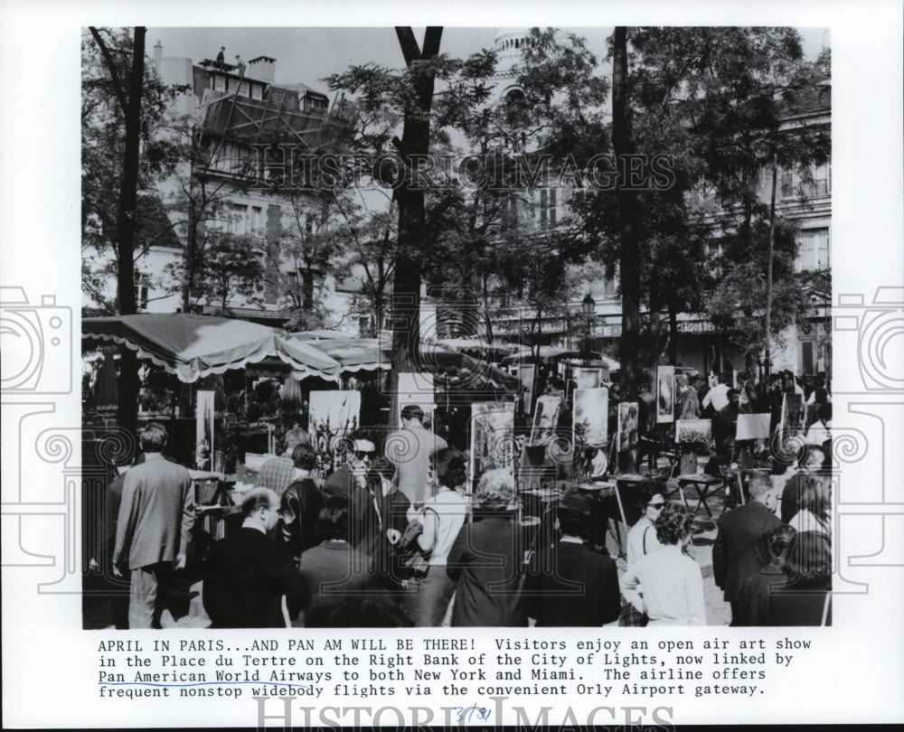 Press Photo Visitors enjoy an art show in the Place du Tertre in Paris, France. - Historic Images