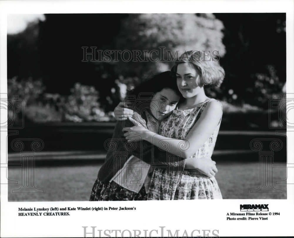 1994 Press Photo Melanie Lynskey (left) and Kate Winslet (right) - Historic Images