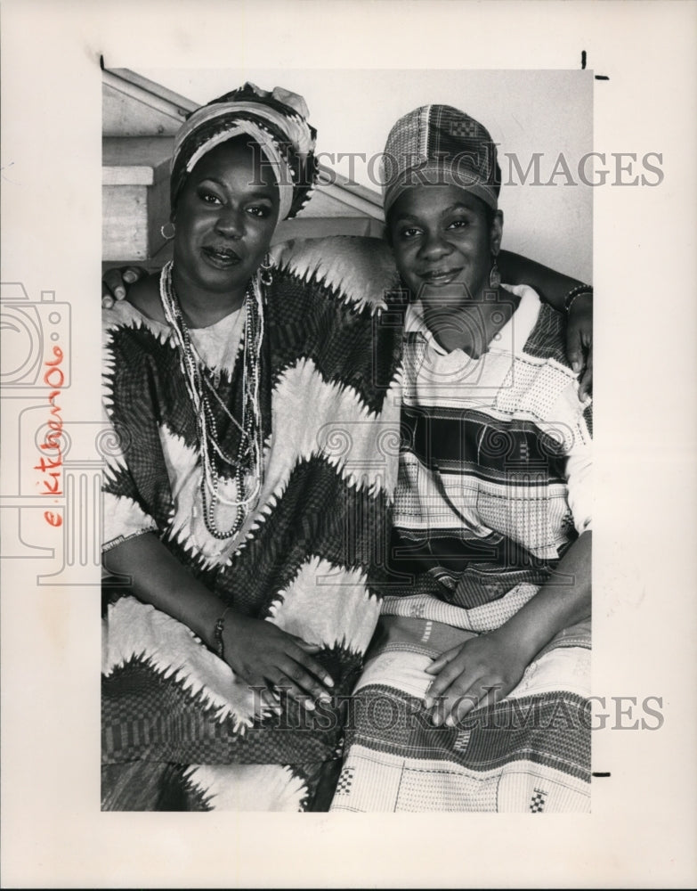 1992 Press Photo Yvetta &amp; Linda Thomas Jones &quot;Kitchen Table U&quot; - cvb27174 - Historic Images