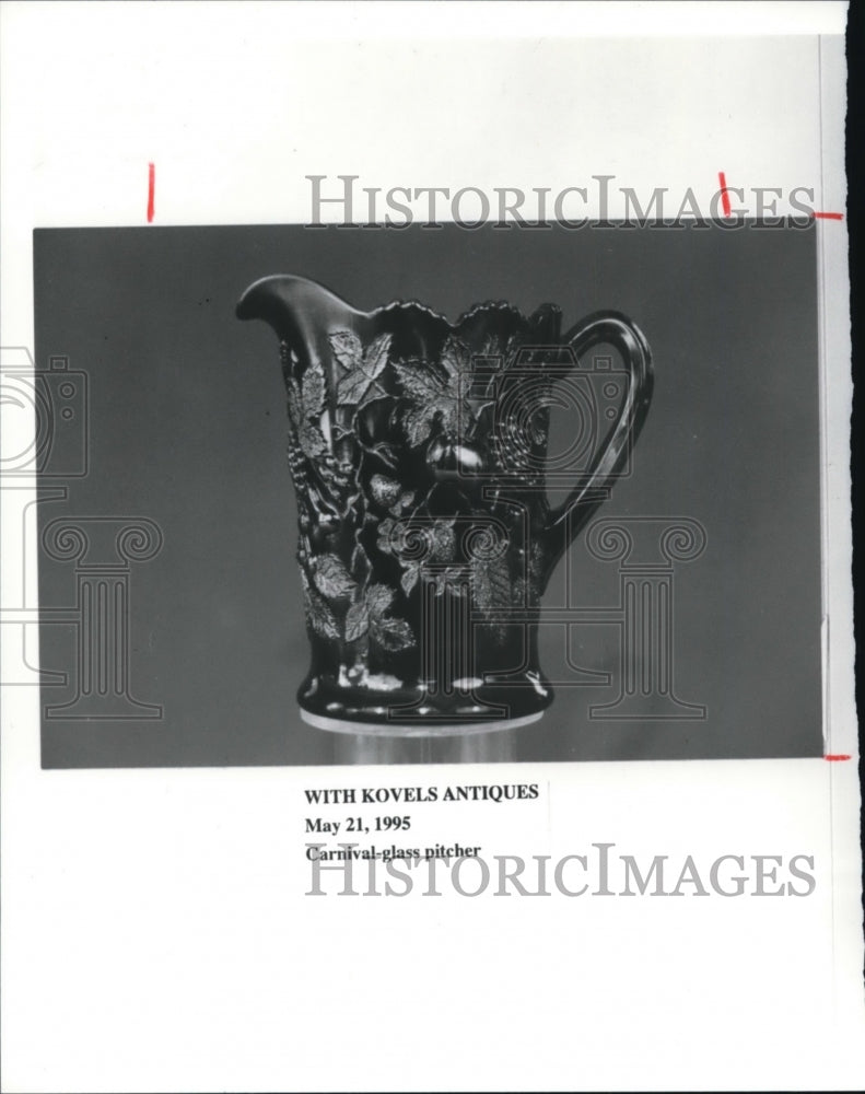 1995 Press Photo Carnival Glass pitcher with Kovels Antiques - cvb27312 - Historic Images