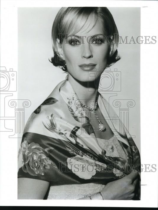 1995 Press Photo Garden fresh flowers bloom on Echo's 40x40 square scarf - Historic Images