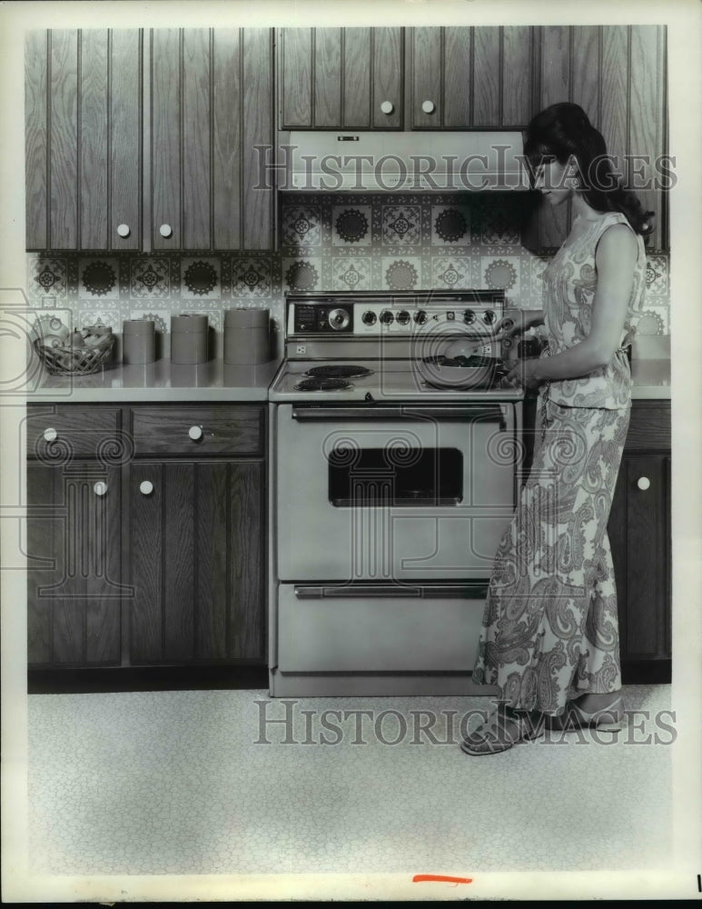 1971 Press Photo: Stove range-Historic Images