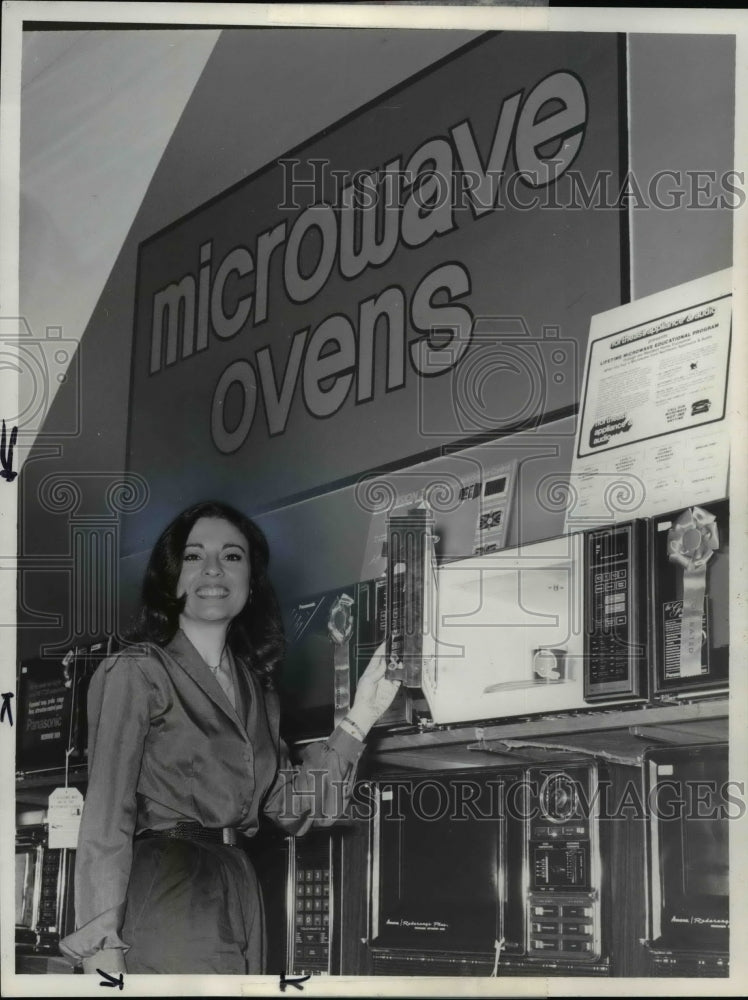 1982 Press Photo Dolores D&#39; Angelo and the Microwave ovens - cvb27386 - Historic Images