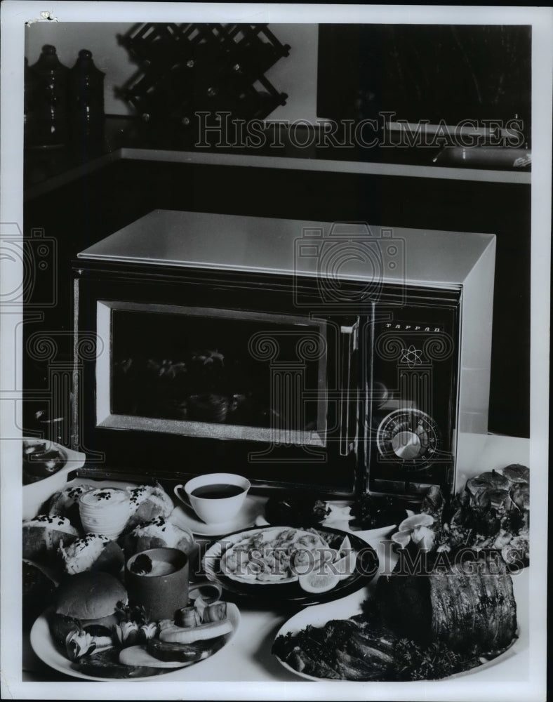 1971 Press Photo Portable oven for electronic cooking - cvb27387 - Historic Images