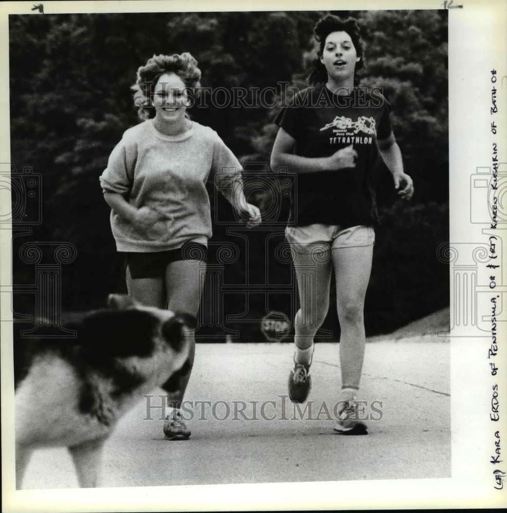 1983 Press Photo Kara Erdos and Karen Kushkin run in Tetrathlon - cvb27678 - Historic Images