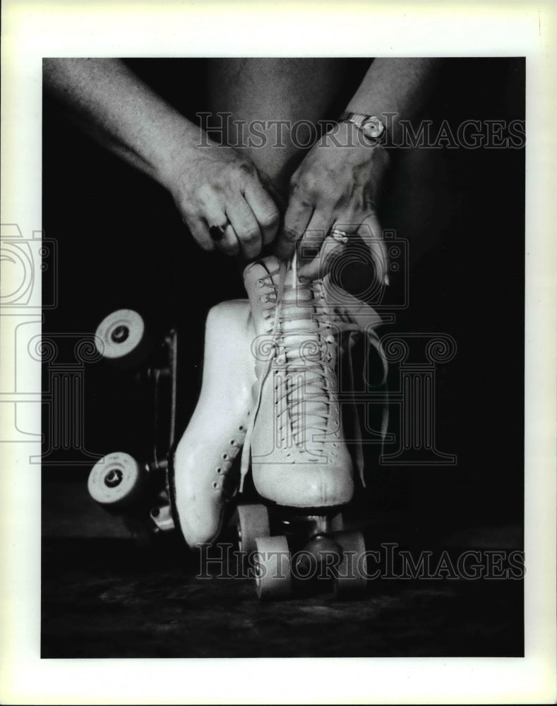 1987 Press Photo Jay Regan remove skates after Skateland session in Brookpark,OH - Historic Images