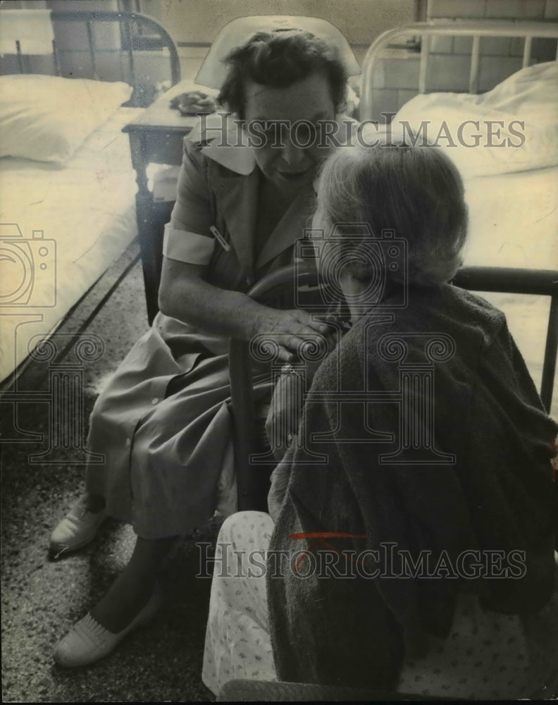 1983 Press Photo Red Cross Gray Lady Mrs. William Strauss - cvb28018 - Historic Images