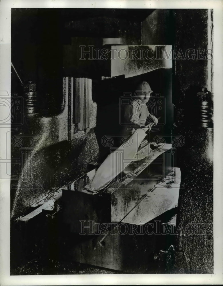 1941 Press Photo Aluminum blade forging - cvb28021-Historic Images