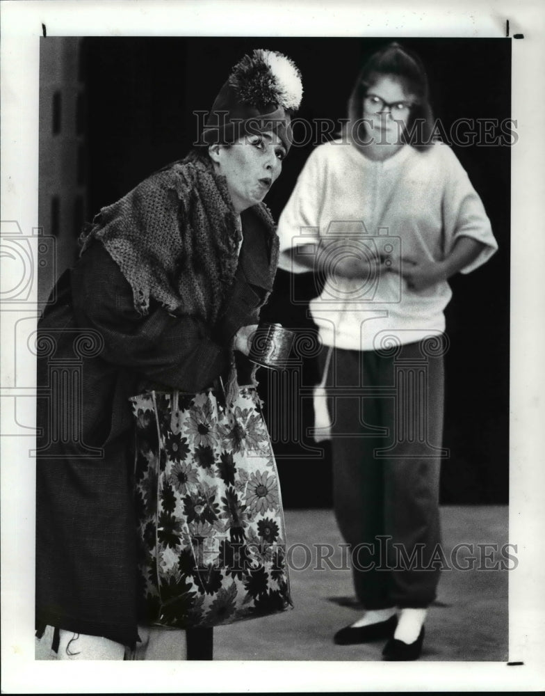 1988 Press Photo Lucinda Underwood &amp; Lindsay Porter in How I Wonder - cvb28053 - Historic Images