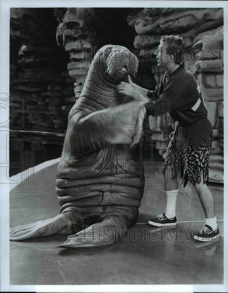 1988 Press Photo Animal trainer Kurt Forster &amp; affectionate walrus of Sea World - Historic Images