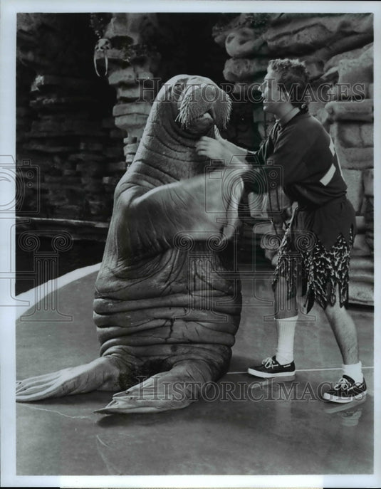 1988 Press Photo Animal trainer Kurt Forster & affectionate walrus of Sea World - Historic Images