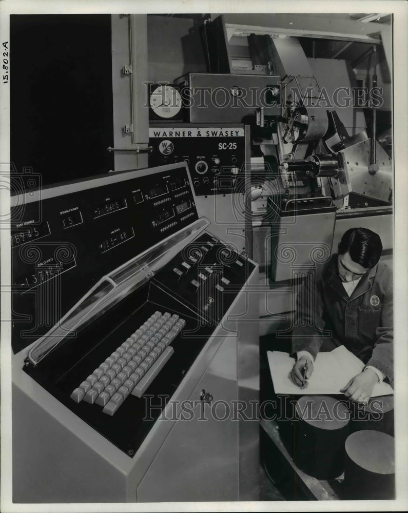 1971 Press Photo Warner &amp; Swazey Co&#39;s new commuter control system - cvb28126 - Historic Images