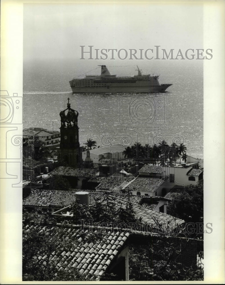 1986 Press Photo The luxury ship Stardancer, just offshore of Puerto Callarta - Historic Images