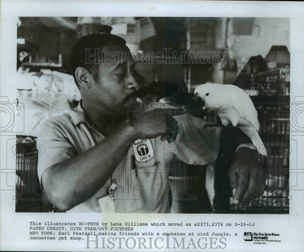 1988 Press Photo Earl Pearsall making friends with a cockatoo at Bird Jungle - Historic Images