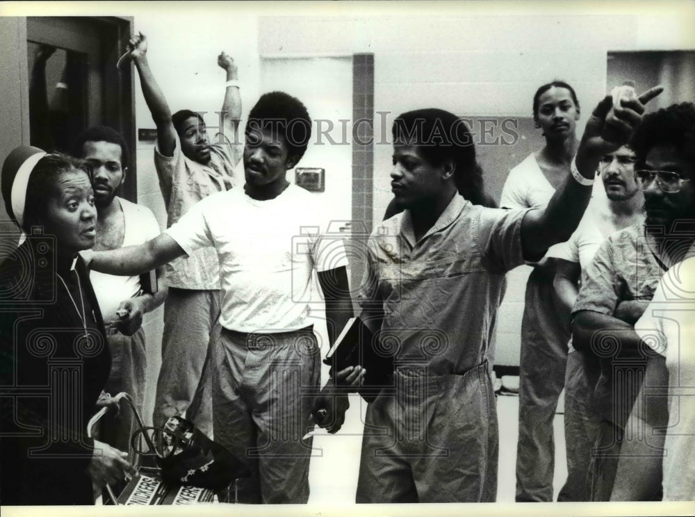 1981, Rev Consuella York, praying with inmates - cvb28213 - Historic Images