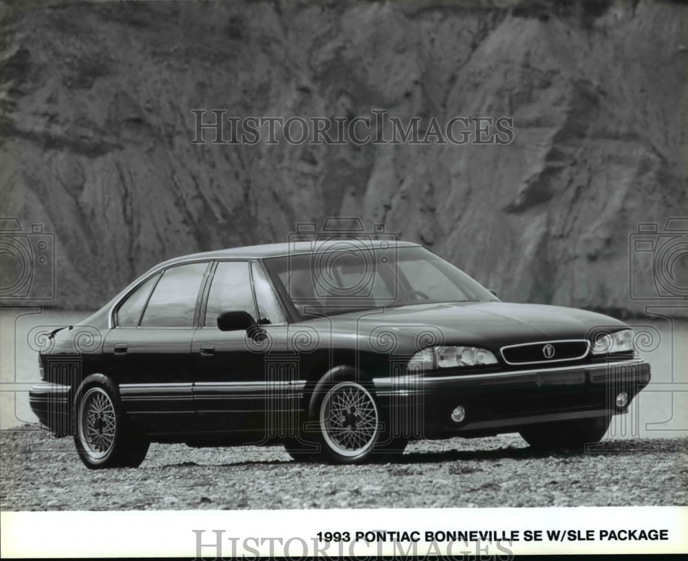 1992 Press Photo The 1993 Pontiac Bonneville SE w/ SLE package - cvb28352 - Historic Images