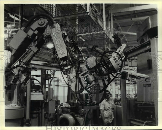1982 Press Photo Cadillac Livonia engine plant-robots - cvb28765 - Historic Images