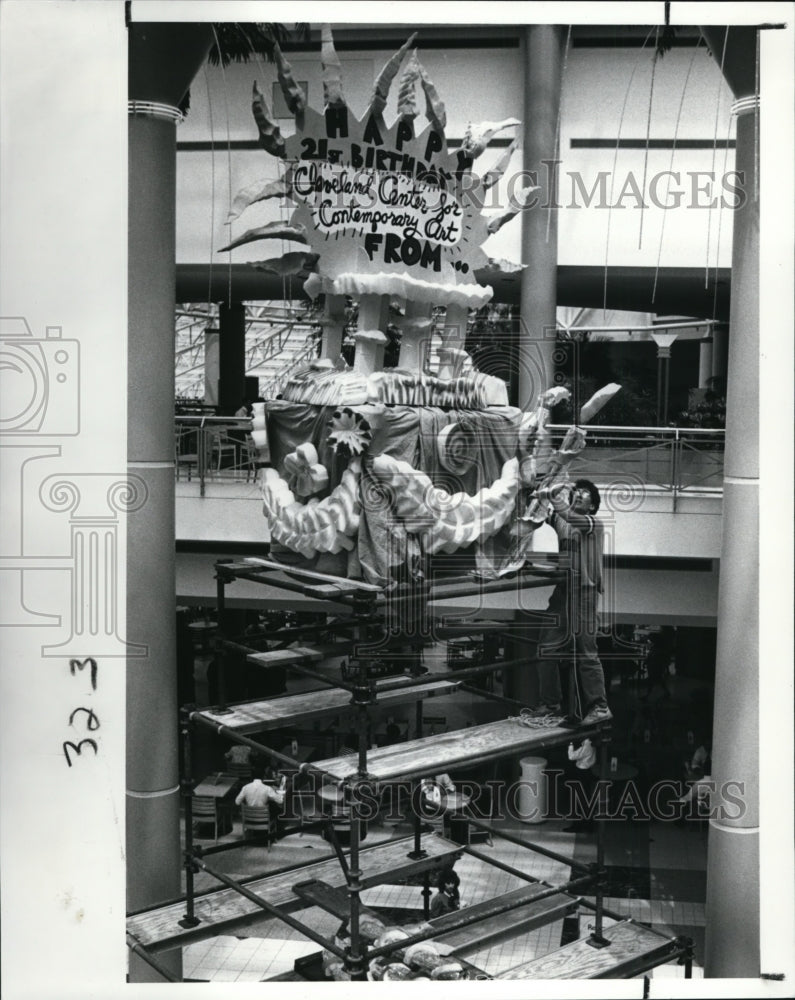 1989 Press Photo Cleveland Center For Contemporary Art 20 Foot Birthday Cake - Historic Images