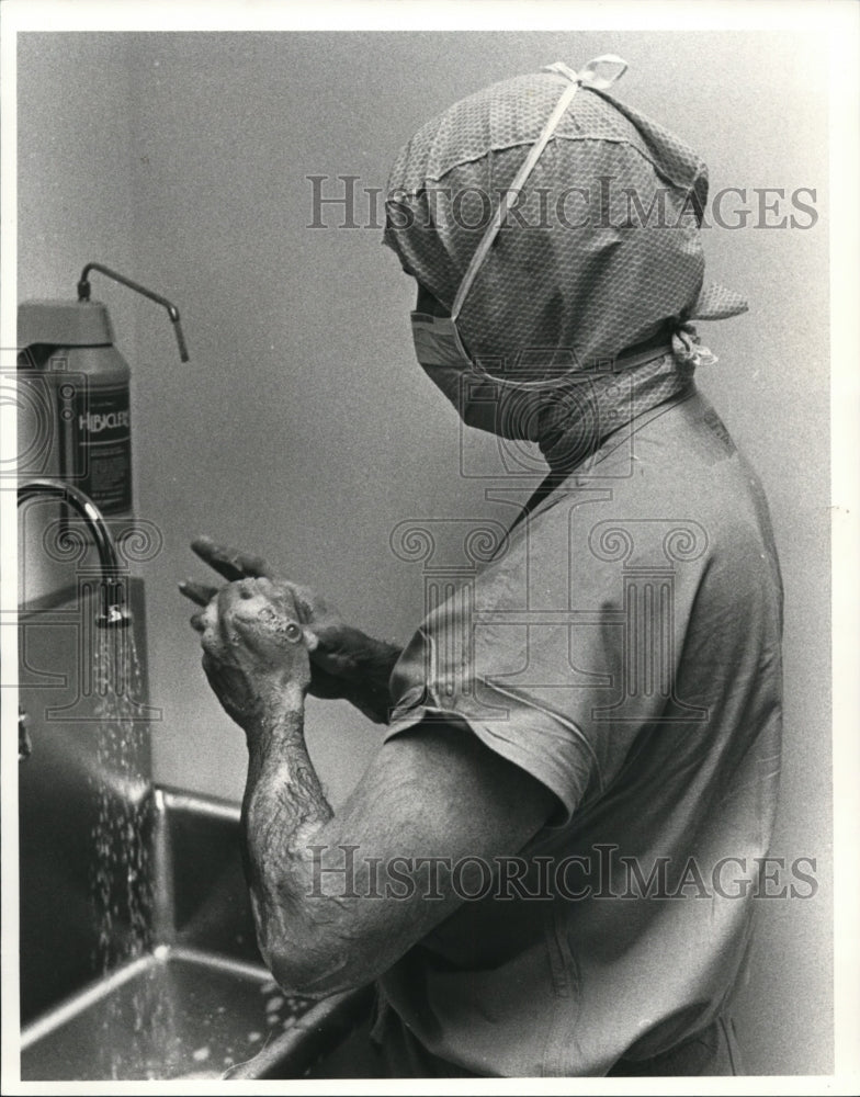 1981 Press Photo: Lutheran Hospital Surgical Technician - cvb28843 - Historic Images