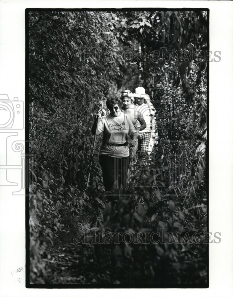 1985 Press Photo: Cleveland Hiking Club - Deep Lock Quarry in Pennuslia - Historic Images