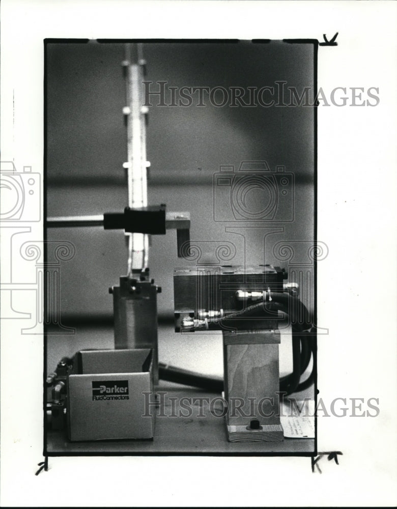 1984 Press Photo IBM robot which checks valves (Parker-Hannifin Corp.) - Historic Images