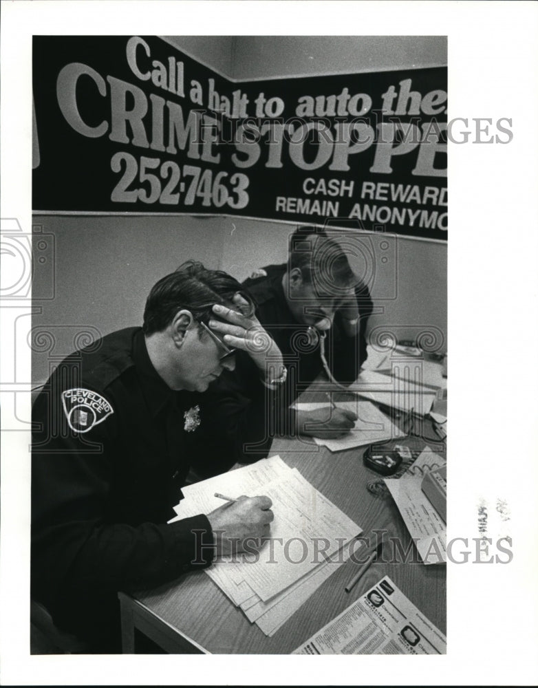 1985 Press Photo Police Officer man the crime stopper phones at Police H.Q. - Historic Images